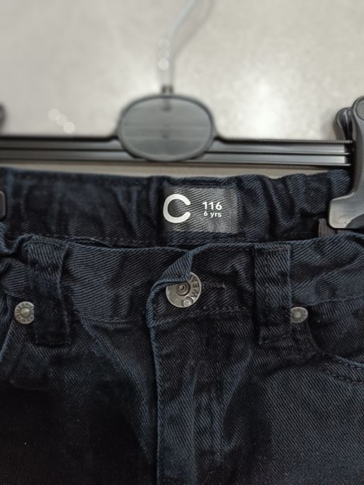 Czarne spodnie jeansowe chłopięce r.116