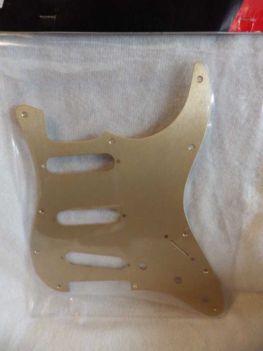 Oryginalny Fender Stratocaster Metalowy Gold Pickquard