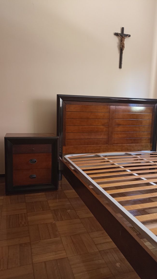 Cama madeira 1,40 e colchão+mesa de cabeceira