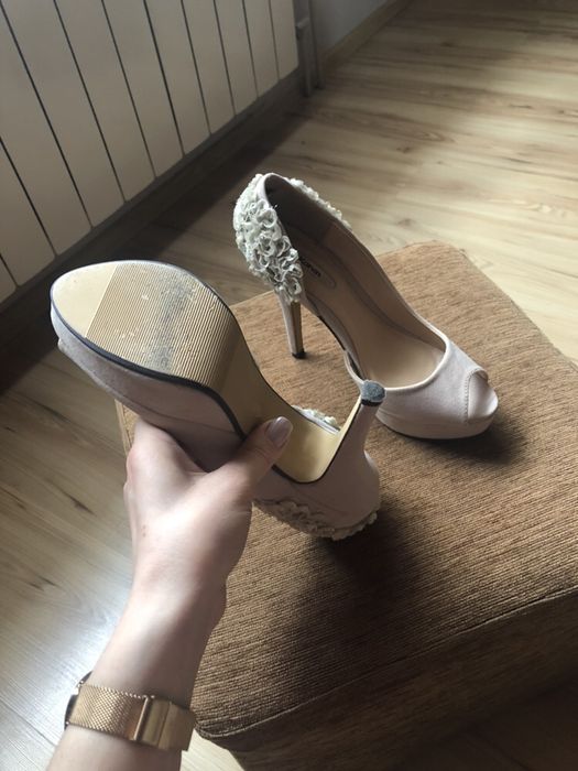 Beżowe szpilki Karen, zamszowe szpilki nude, buty na wesele