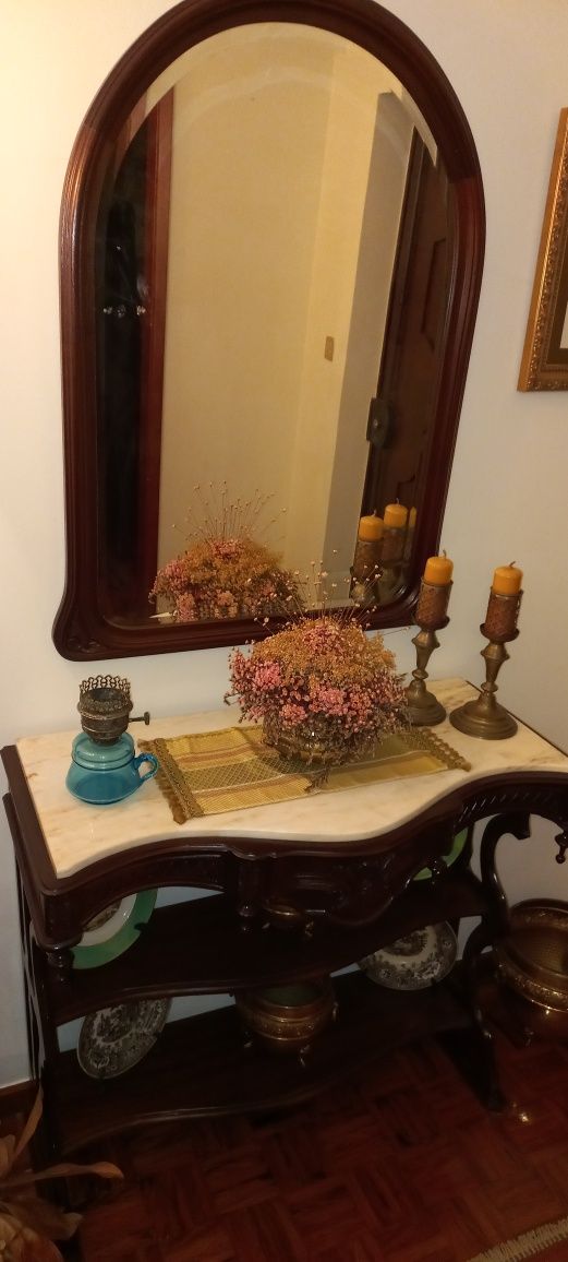Móvel decorativo com espelho