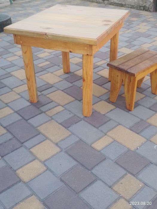 Столик со стульчиком. Натуральное дерево.