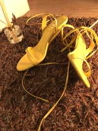 Sandálias com amarras, da Zara