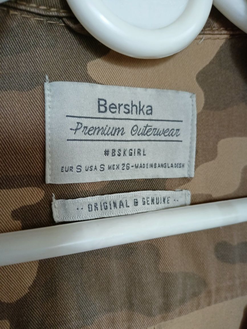 Lekka kurtka moro Bershka.