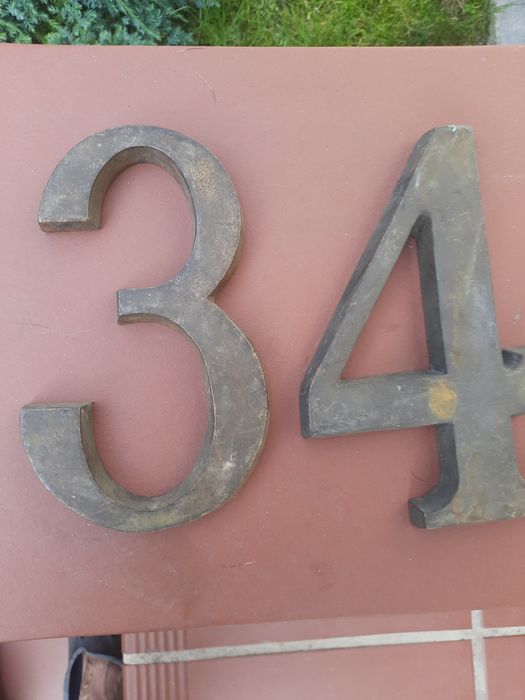 Zabytkowe mosiężne  cyfry .