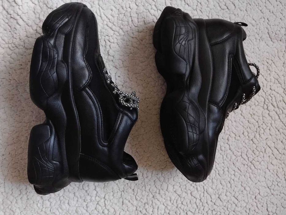 Продам жіночі кросівки 38 роз