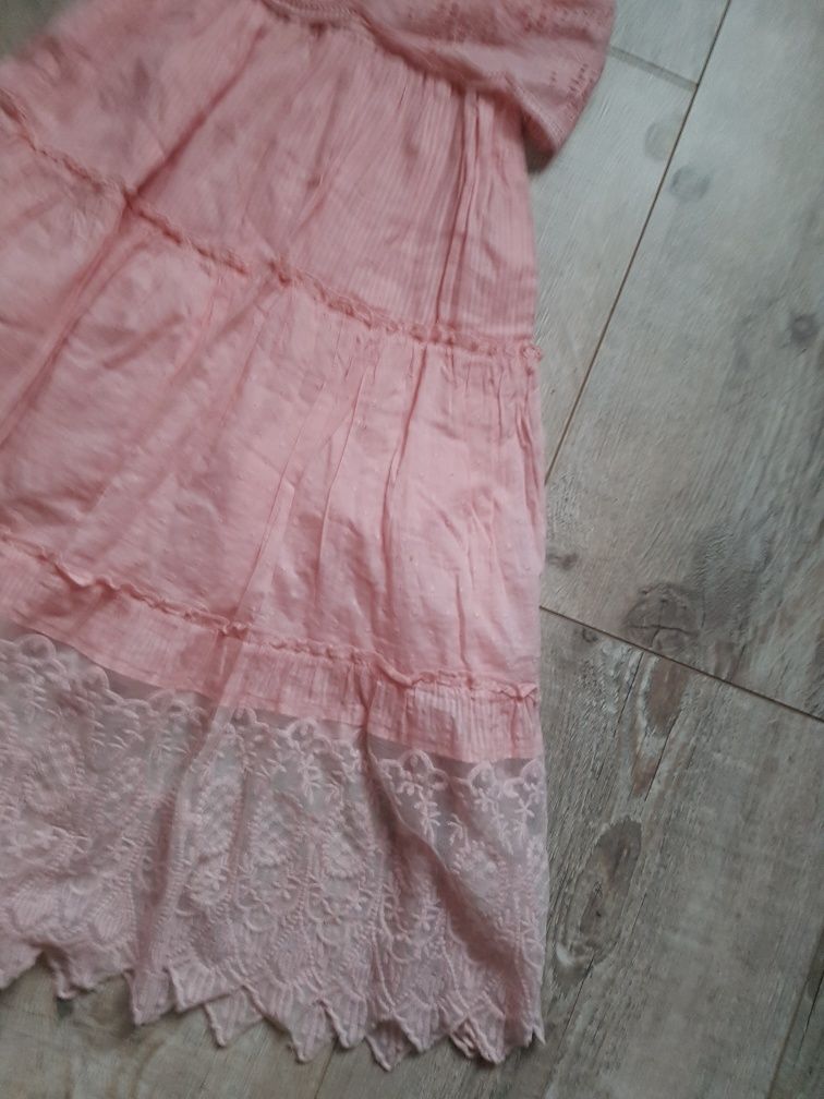 Długa pudrowo różowa sukienka ażurowa z miękką koronką 140-146