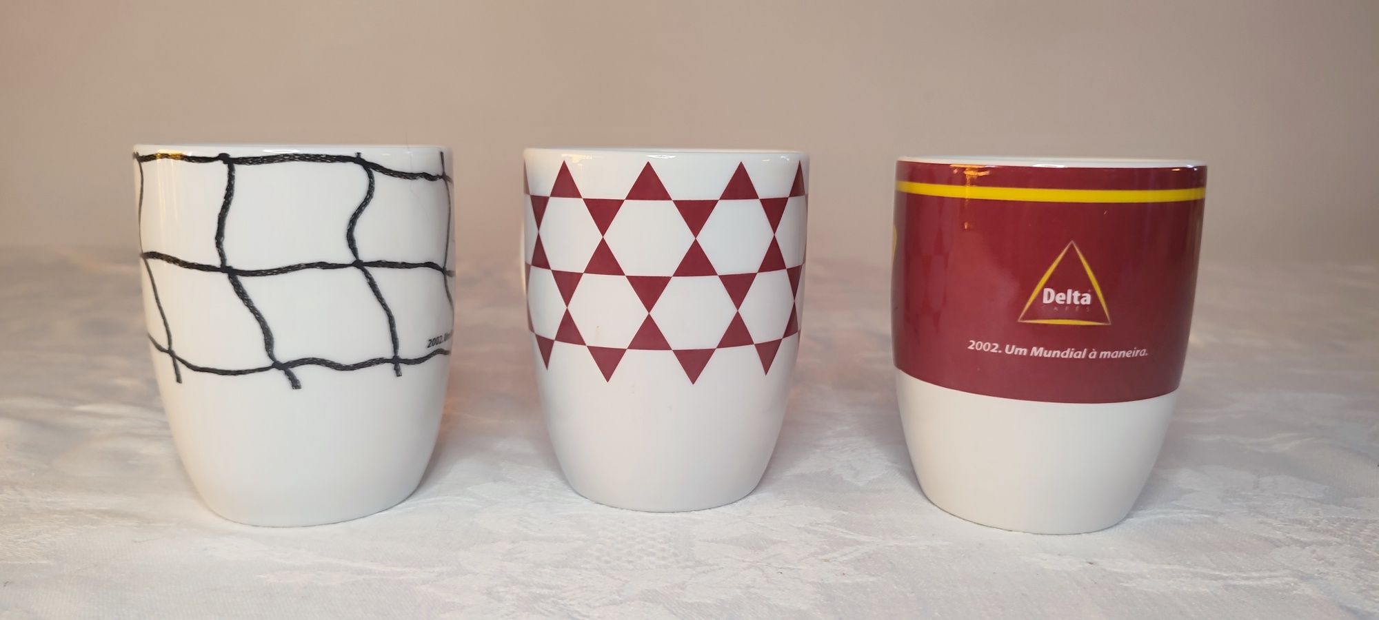 3 canecas de porcelana, colecção "2002 - Um Mundial à maneira" da Delt