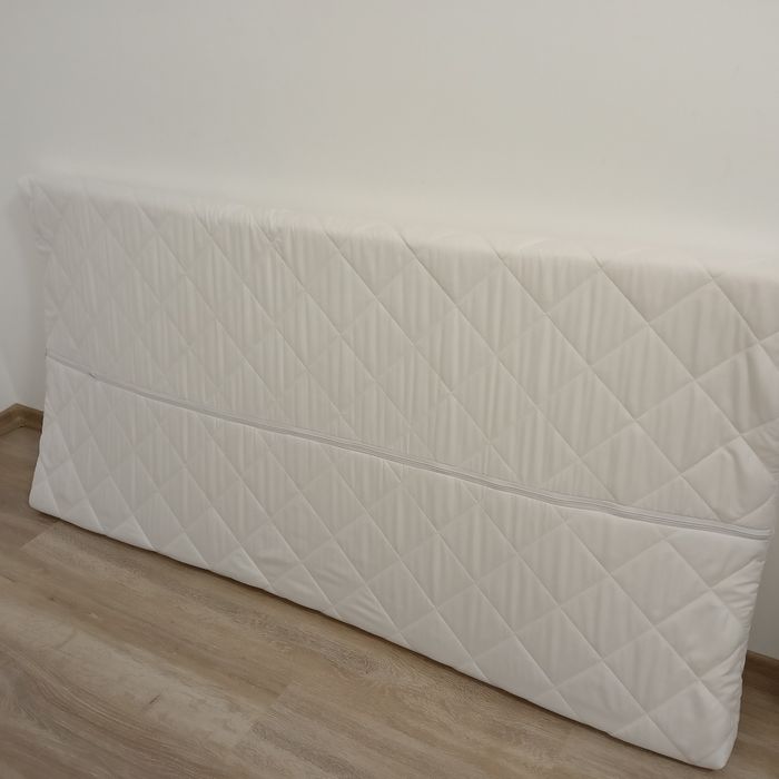 Materac do spania dla dziecka z pokrowcem.