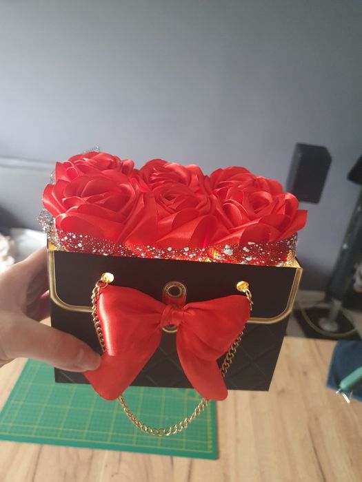 Flower box róze że wstążki