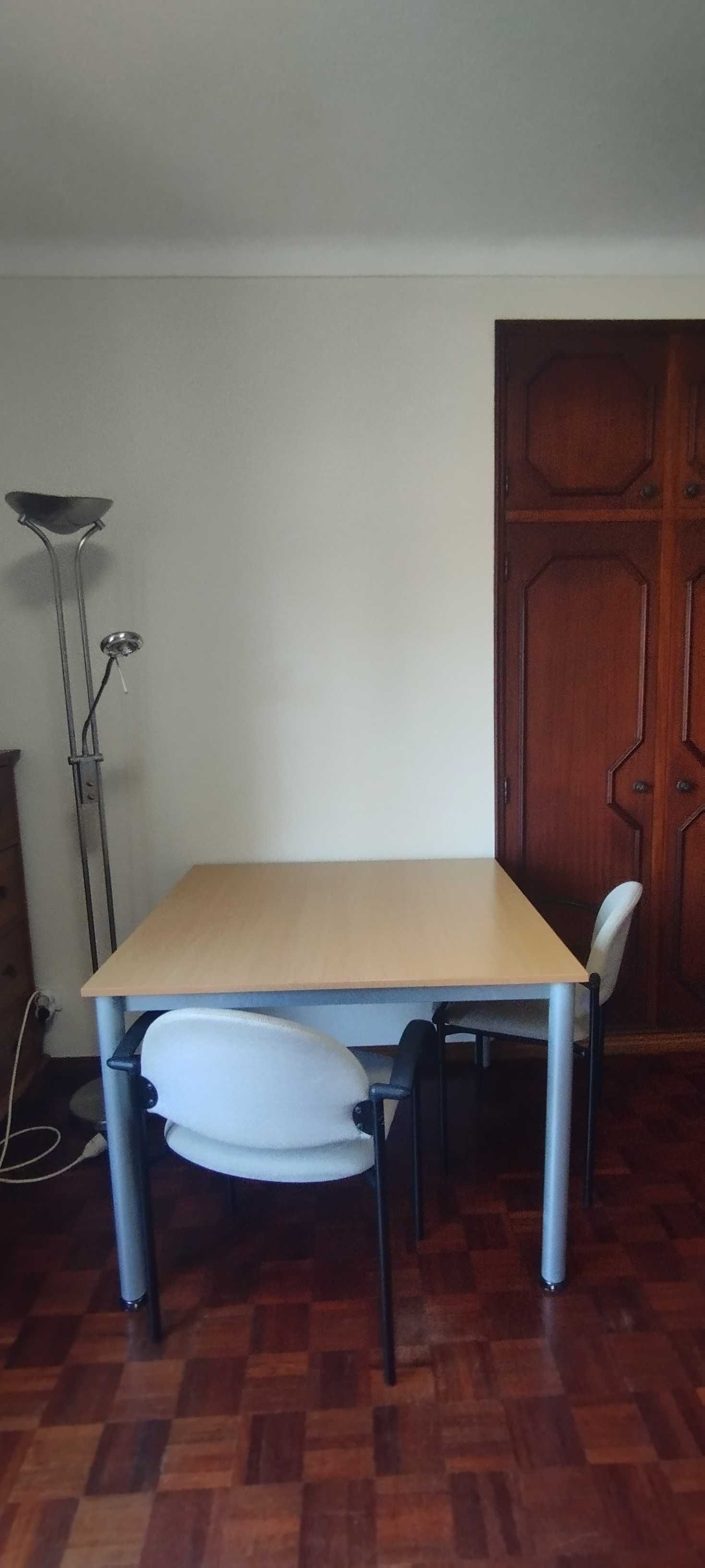 Mesa 1m x 1m (duas cadeiras de oferta)