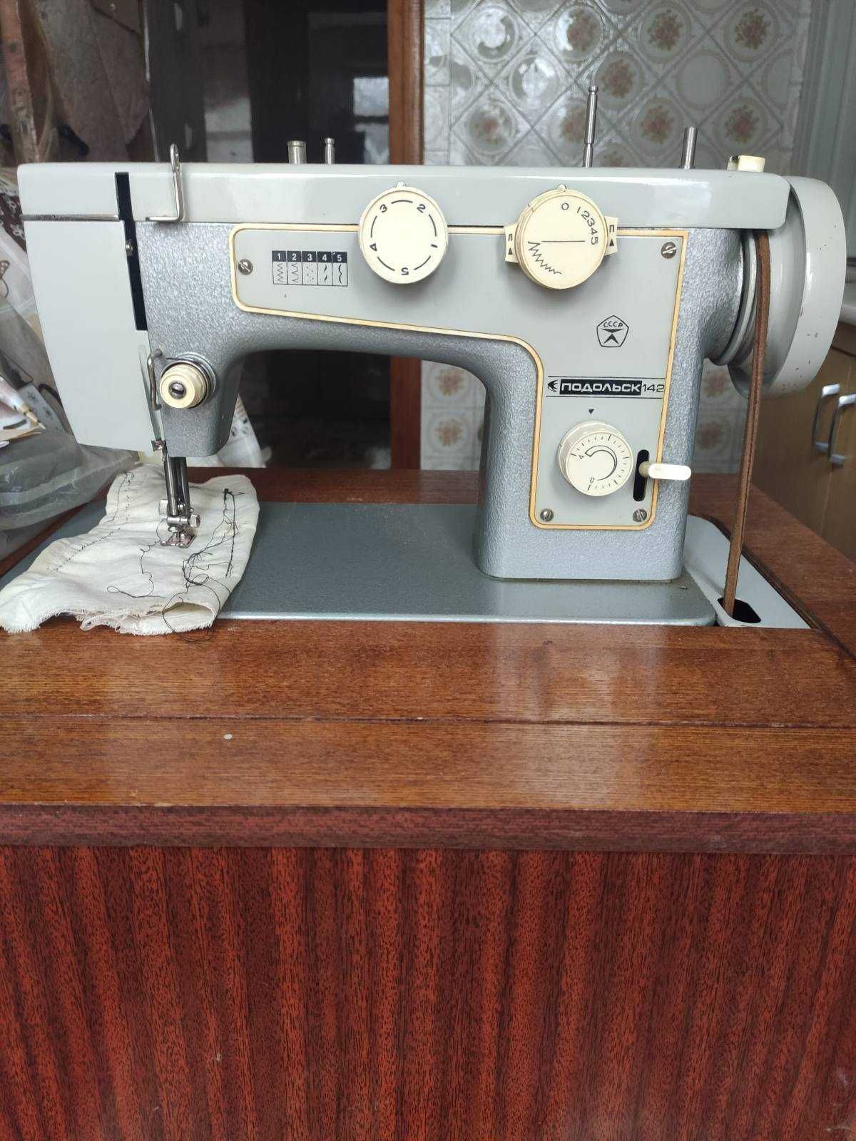 Продаю швейну машину Подольськ 142 (електрична) з тумбою
