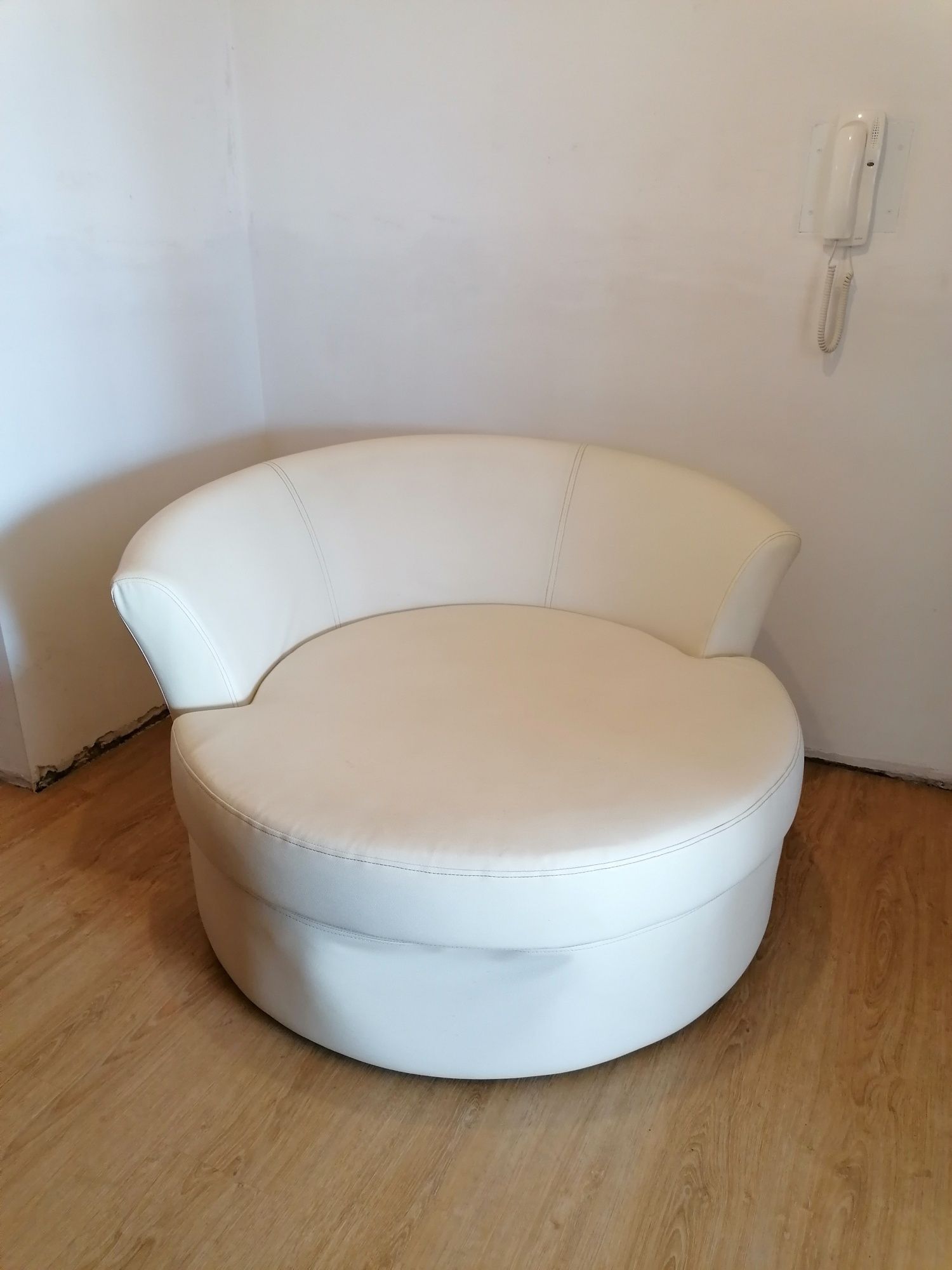 Sofá redondo cor branco creme cru Area Store