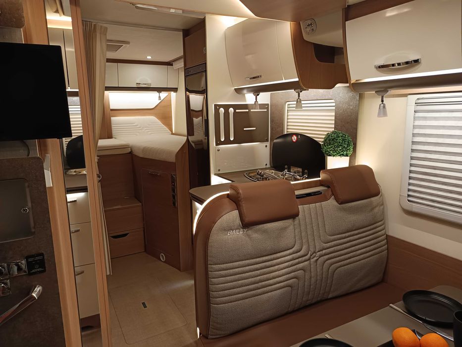 Wypożyczalnia / wynajem luksusowego kampera Bailey półintegra