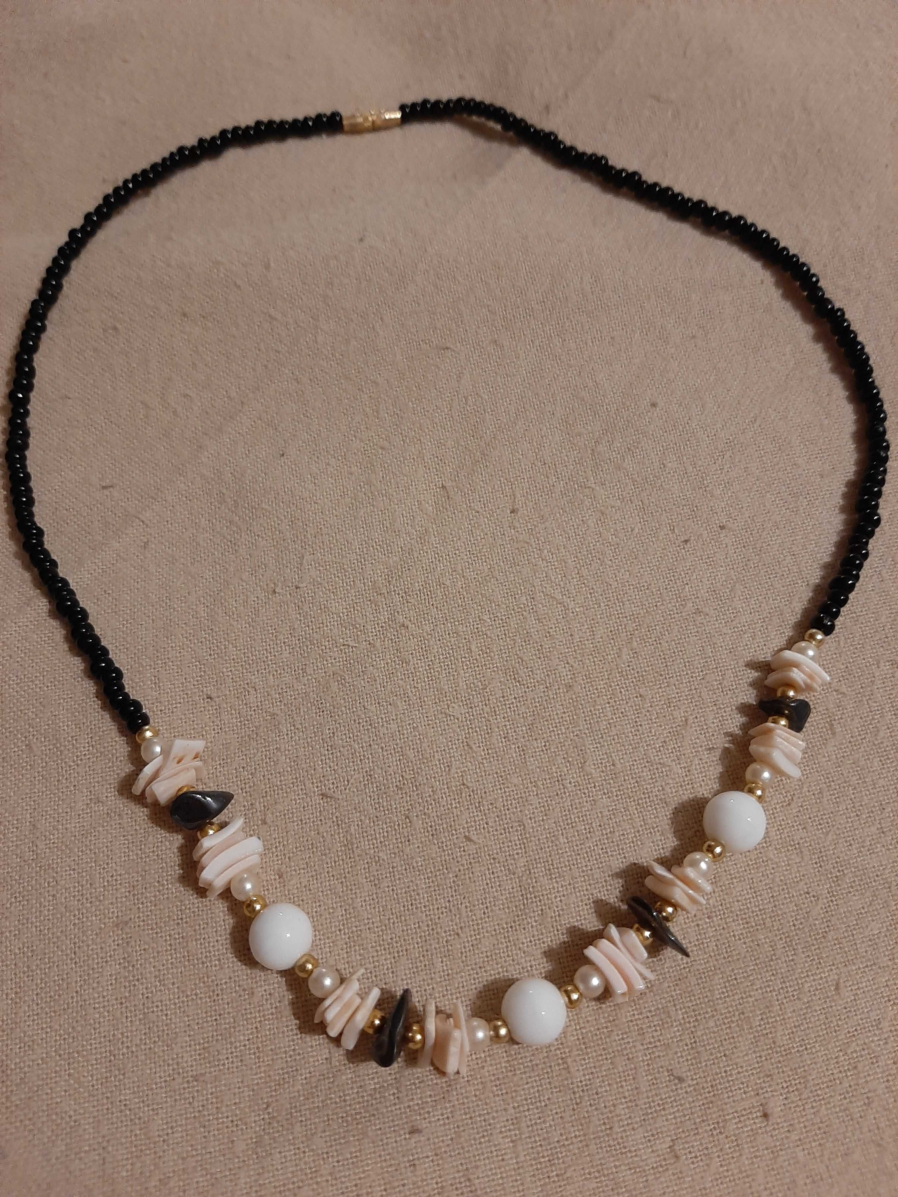 Colares variados e 1 pulseira