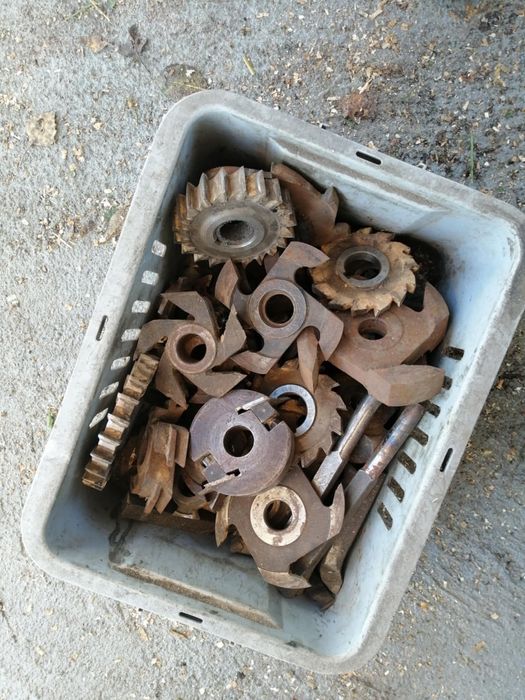 Frezarka z kompletem frez