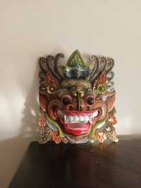 Maska z drewna malowana