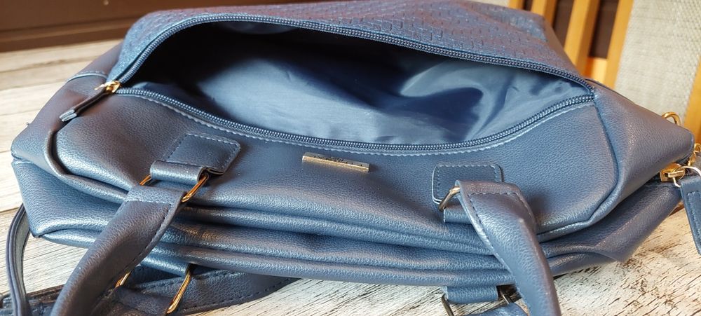 Granatowa torebka z rozsuwaną kieszenią