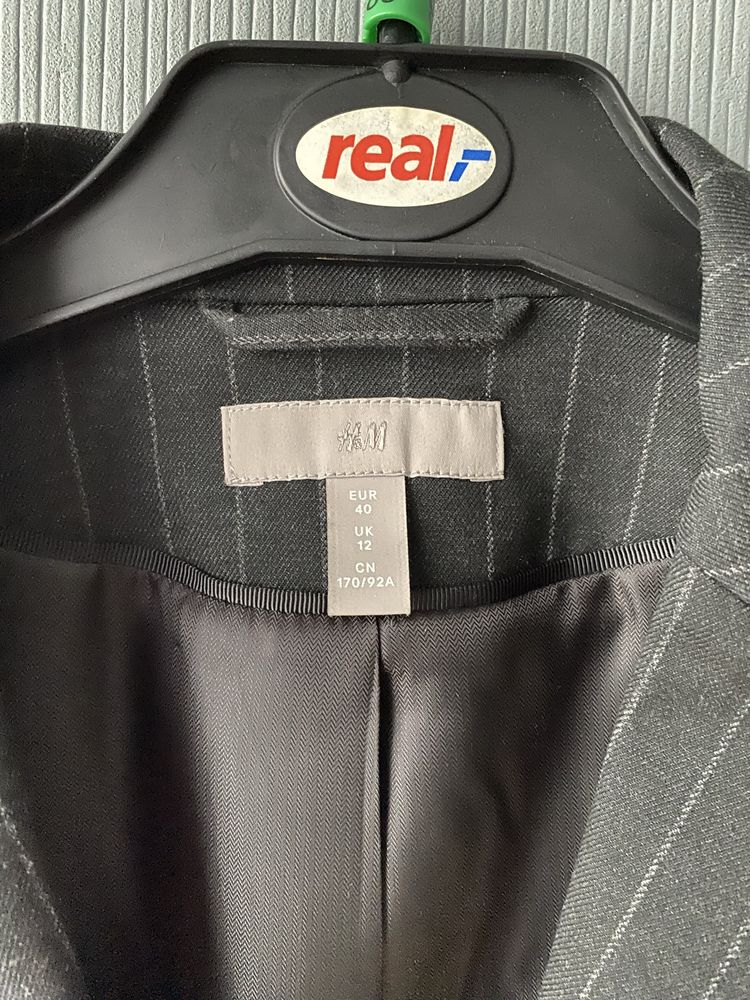 Czarna, ciemnoszara marynarka żakiet w białe paski H&M