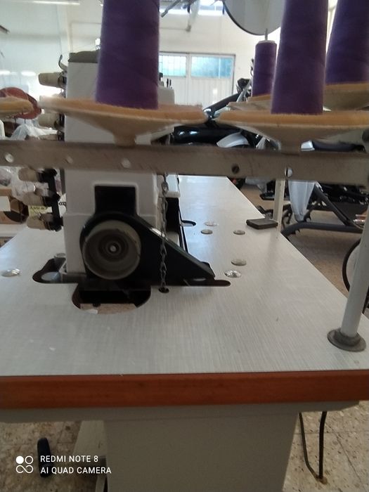 Máquina de quatro agulhas