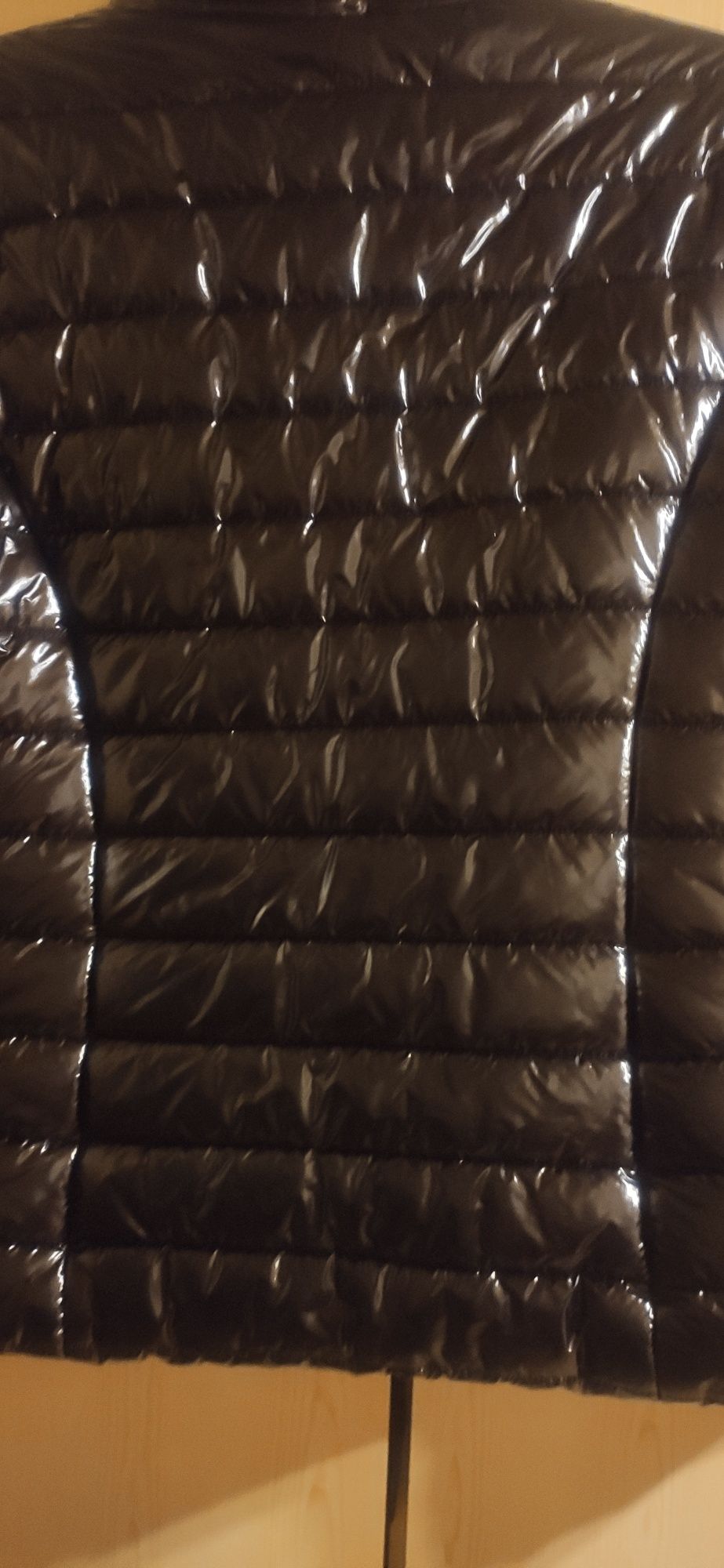 Czarna kurtka jesienno- zimowa z odpinanym kapturem pikowana M/L