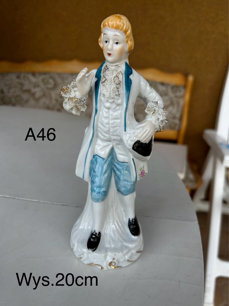 Piękna porcelanowa figurka dworzanin 20cm nr.A46