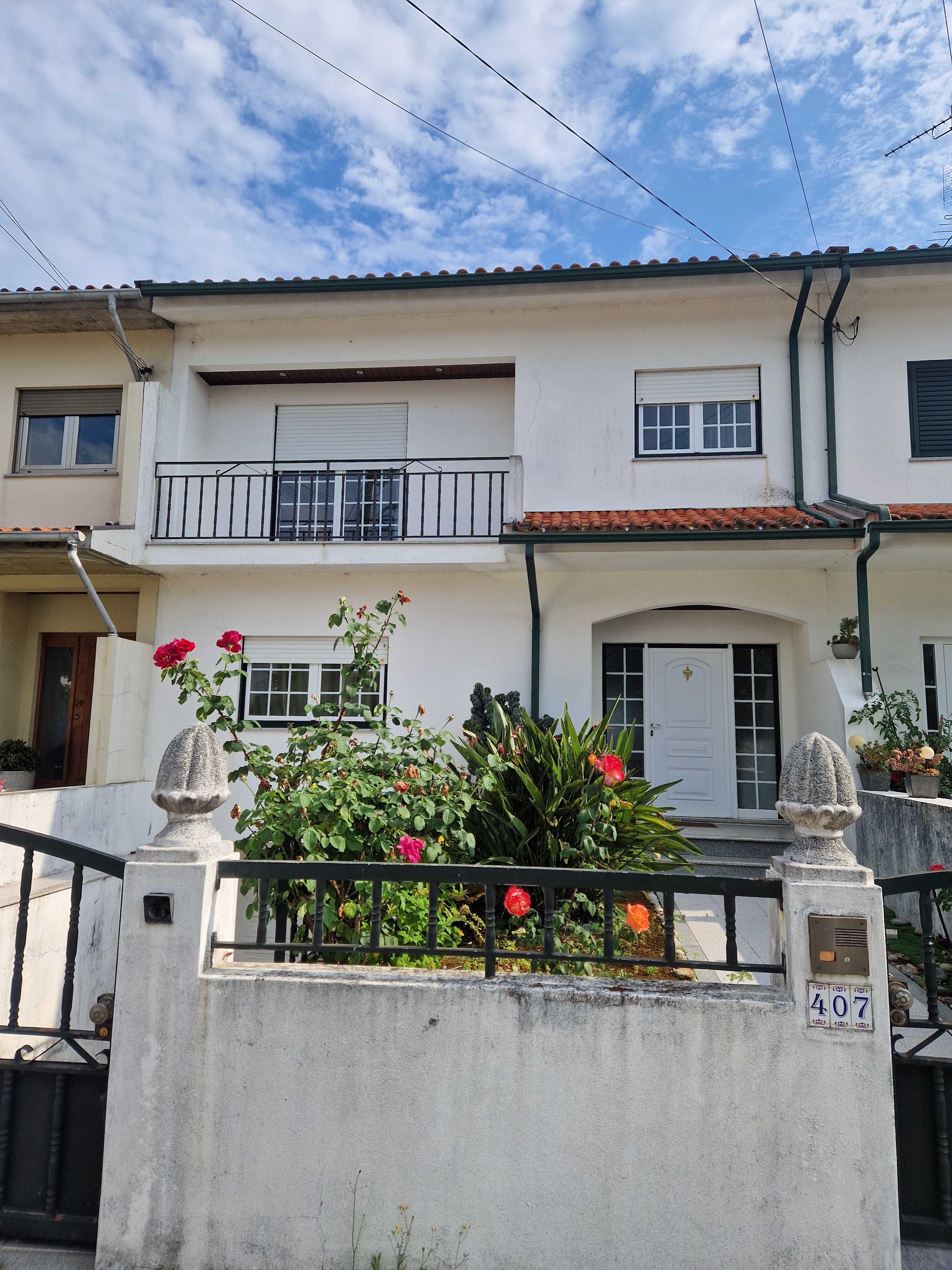 Vende-se casa geminada