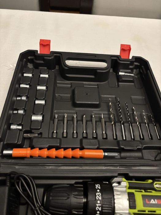 Aparafusadeira / furadeira a bateria  ( nova )