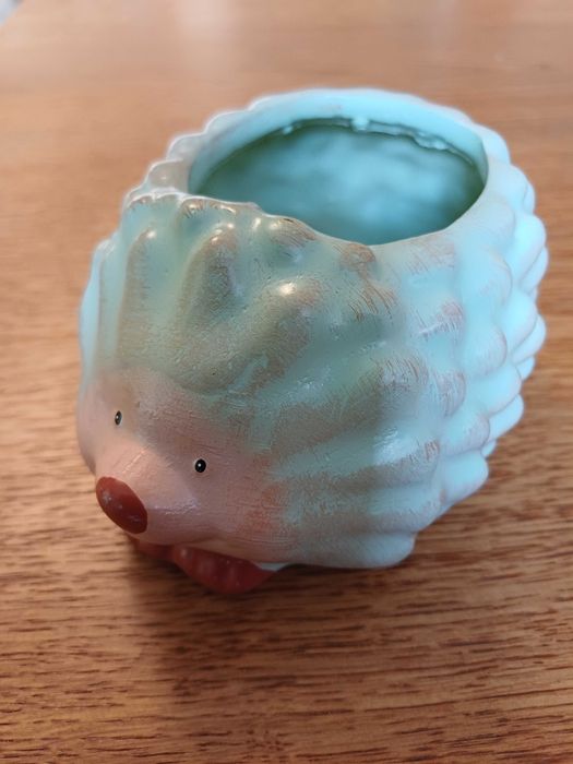 Sympatyczny jeżyk osłonka na doniczkę z żywicy