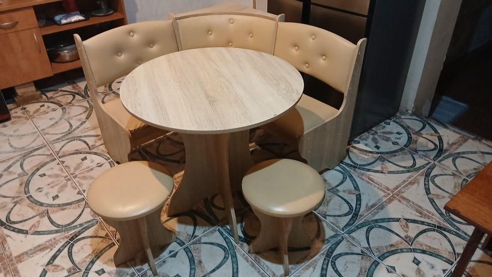 Продам срочно компактный кухоный уголок в комлекте стол и 2 табуретки