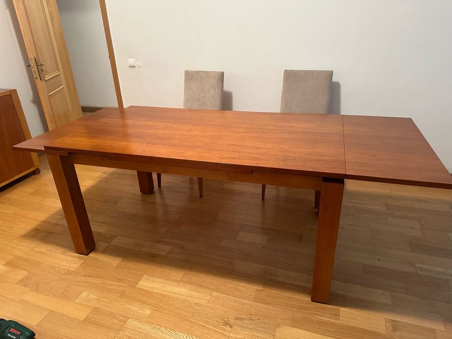 Mesa de jantar em madeira (cerejeira) de excelente qualidade.