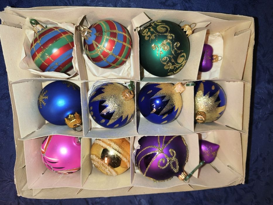 Zestaw szklanych bombek w pudełku