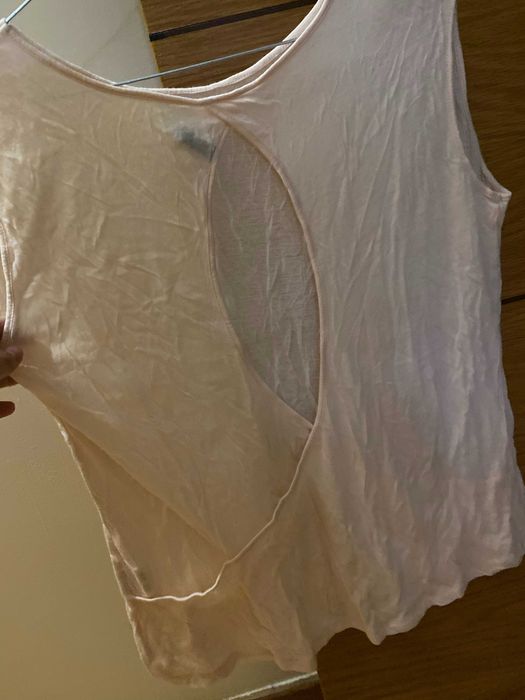 T-shirt com abertura nas costas