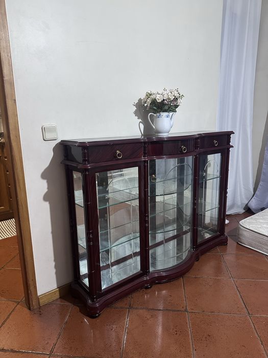 Vendo cristaleira esta em muito bom estado