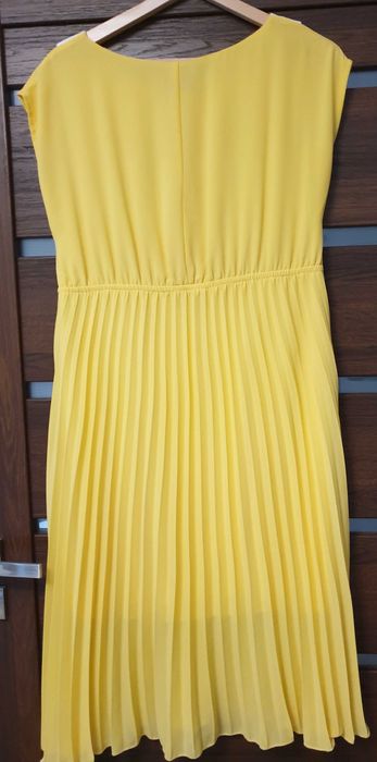 Żółta plisowana sukienka koktailowa z białym kołnierzykiem na wesele,k