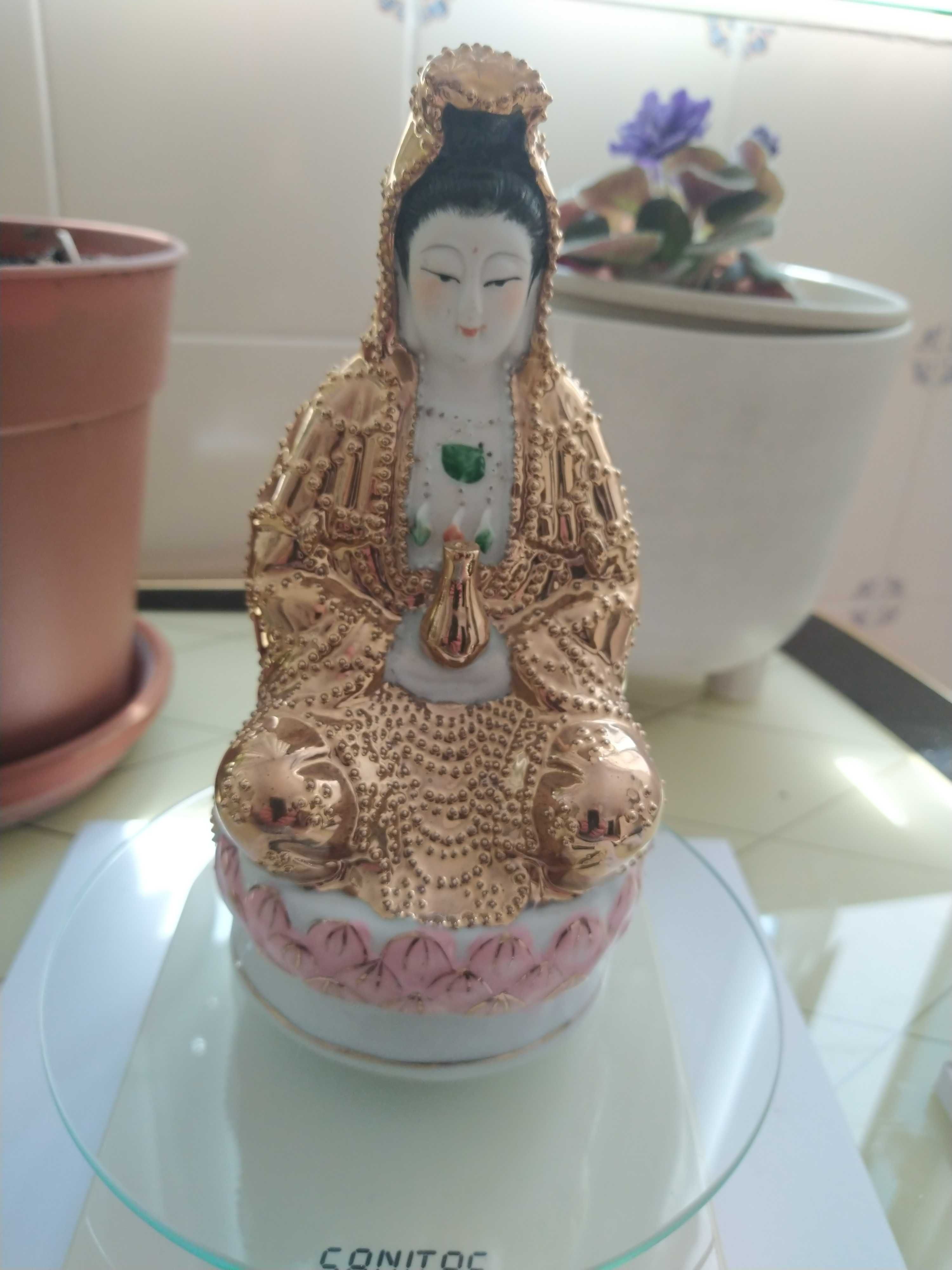 Guan Yin antiga em porcelana chinesa
