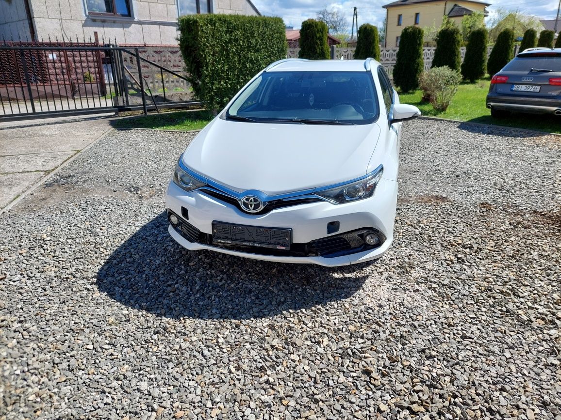 Toyota Auris 1.6 2017r uszkodzona