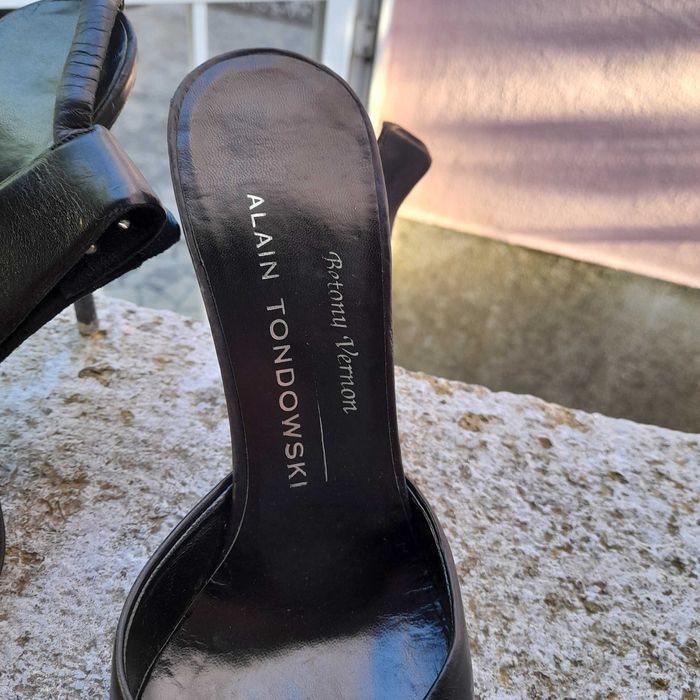 Sapato aberto em couro salto alto