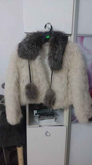 Śliczne nowe futerko ecru pompony