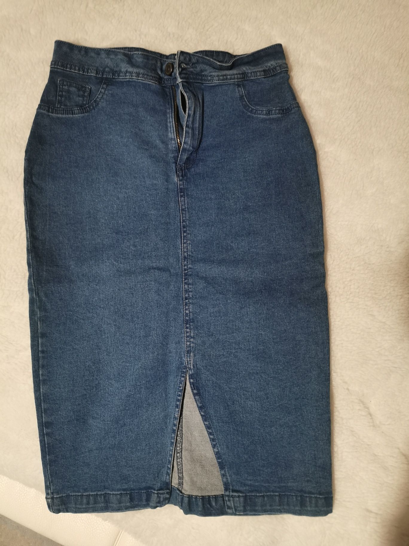 Spódnica jeansowa ołówkowa z rozcięciem. R. S