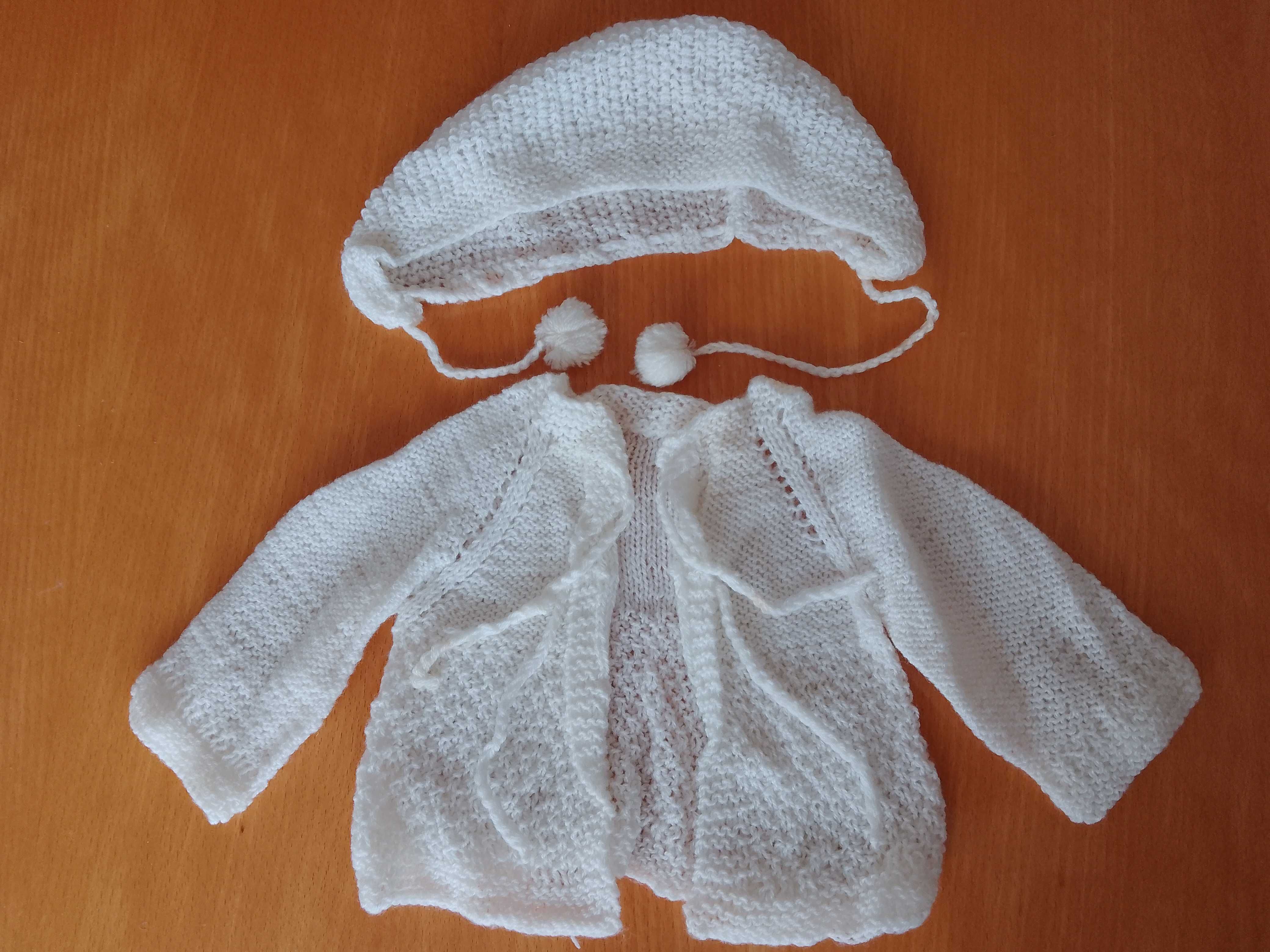 Biały komplecik dla noworodka: wełniany sweterek i czapeczka
