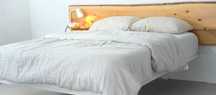 Cama flutuante em aço e cabeceira de madeira nova