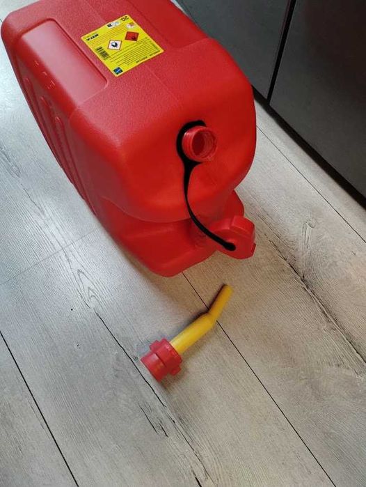 Wzmacniany kanister na paliwo 20L z wykręcanym lejkiem