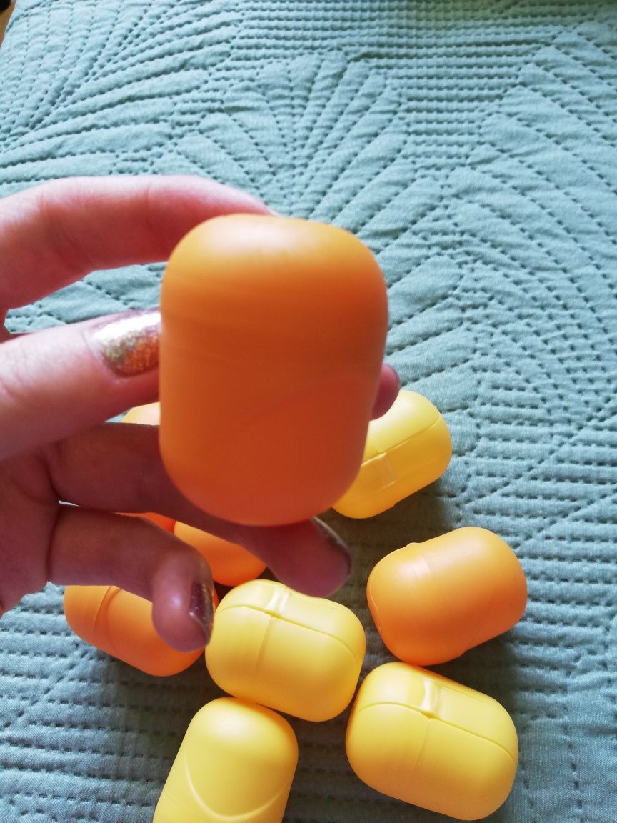 Plastikowe pojemniki po Kinder jajkach