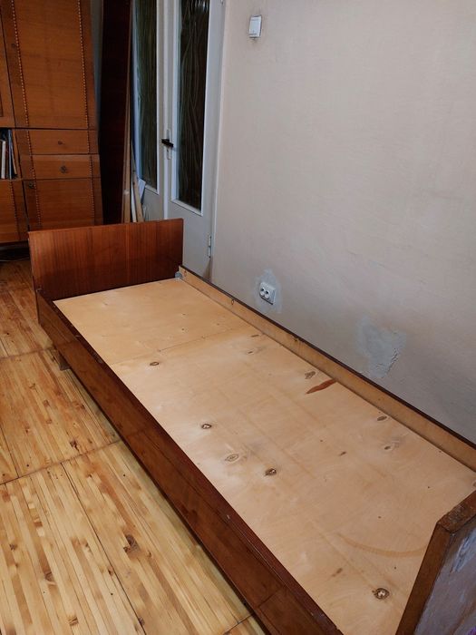 Прдається односпальне ліжко з матрасом. В хорошому стані, дуже міцне.