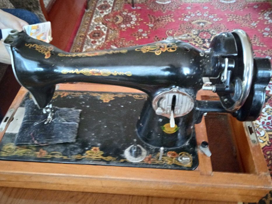 Продам швейну машинку