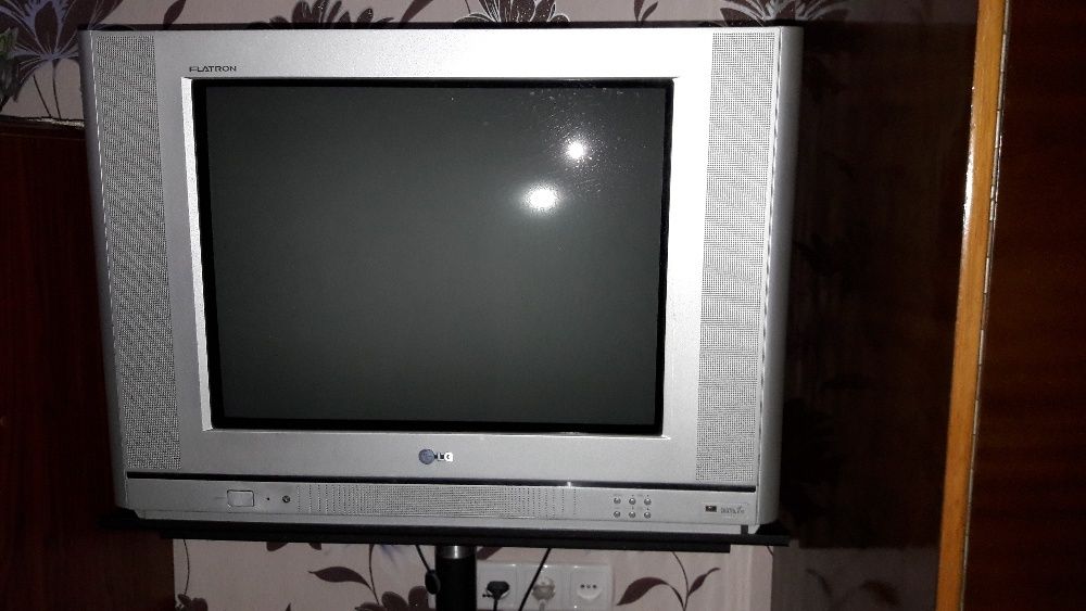 Телевизор LG 21 FB 20 с подставкой в подарок