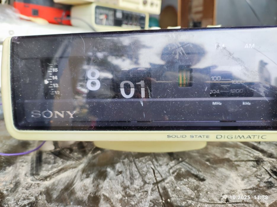 Radio z zegarem klapkowym SONY Solid State Digimatic
