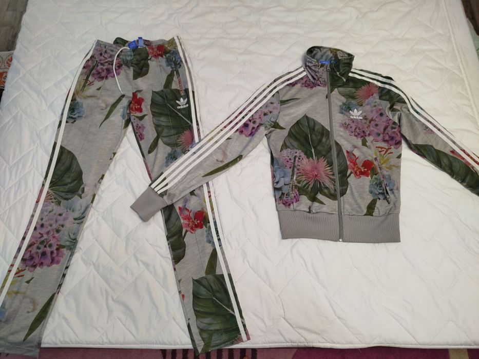 Продам женский спортивный костюм Adidas