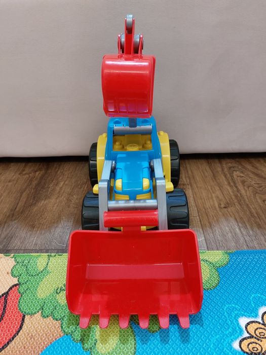 Дитяча іграшка синій трактор